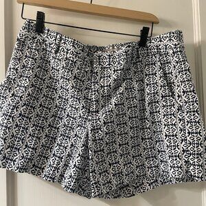 Banana republic black and white shorts Size 12.  Pockets and belt loops